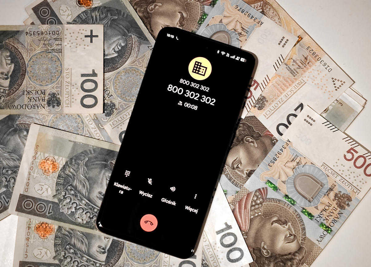 Lepiej usuń to z telefonu. Potrafi przejmować połączenia telefoniczne