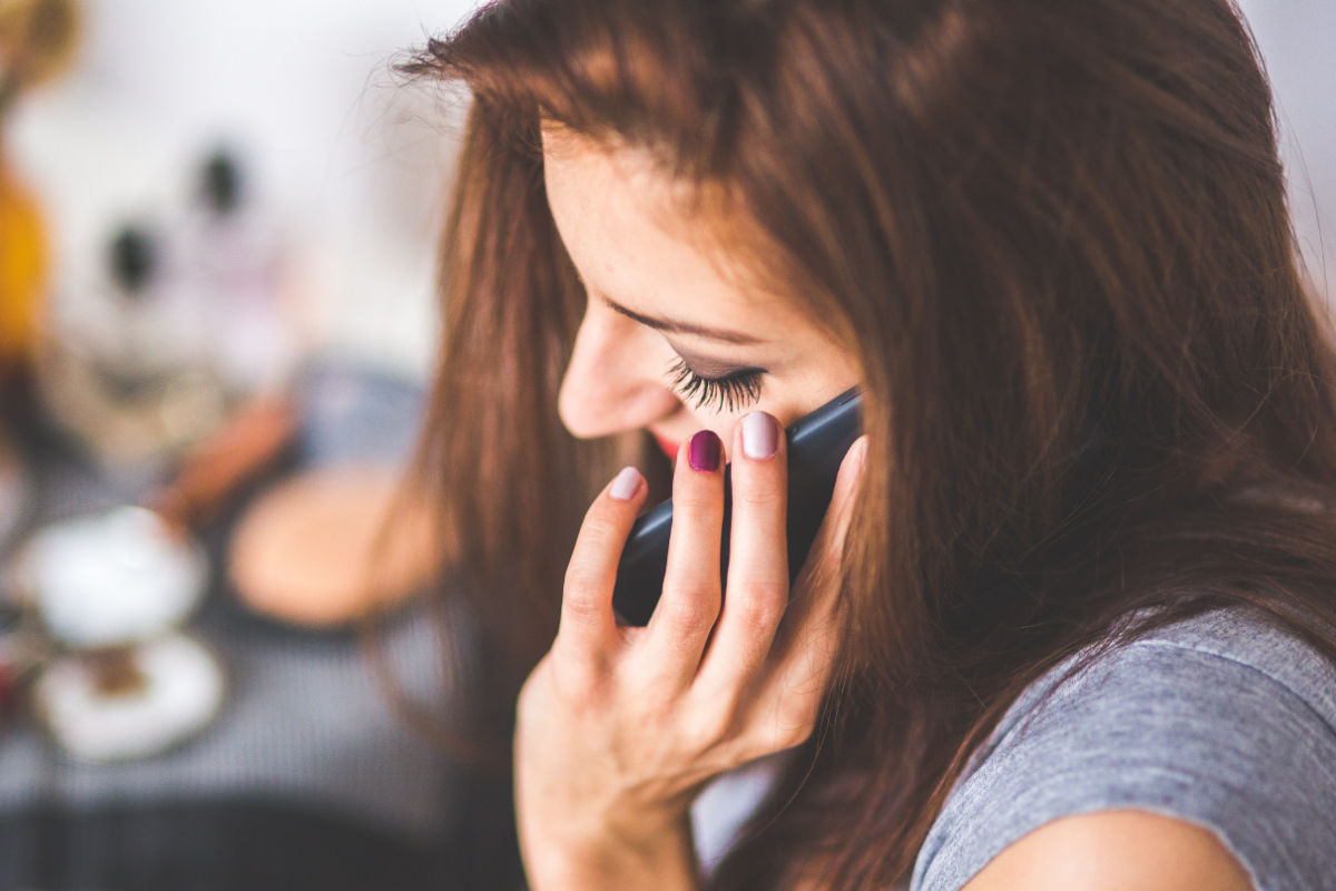Kobieta rozmawia przez telefon