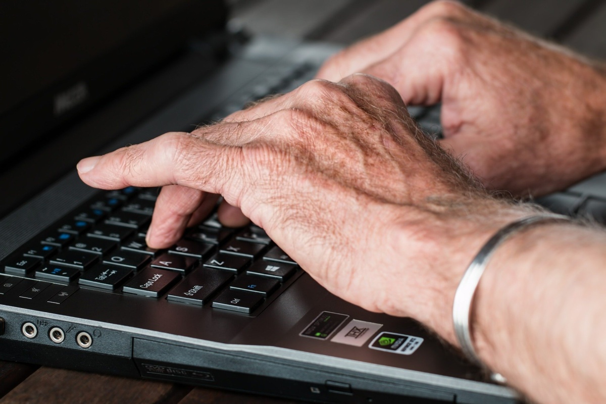 senior komputer ręce