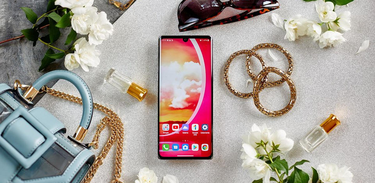Zgodnie ze wcześniejszymi zapowiedziami, elegancki smartfon LG Velvet wchodzi właśnie do sprzedaży na polskim rynku. Cena jest atrakcyjna, niższa niż wynika to z przelicznika z Korei.  W Polsce model ten dostępny jest w limitowanych promocjach, jednocześnie wchodzi do ofert operatorów.