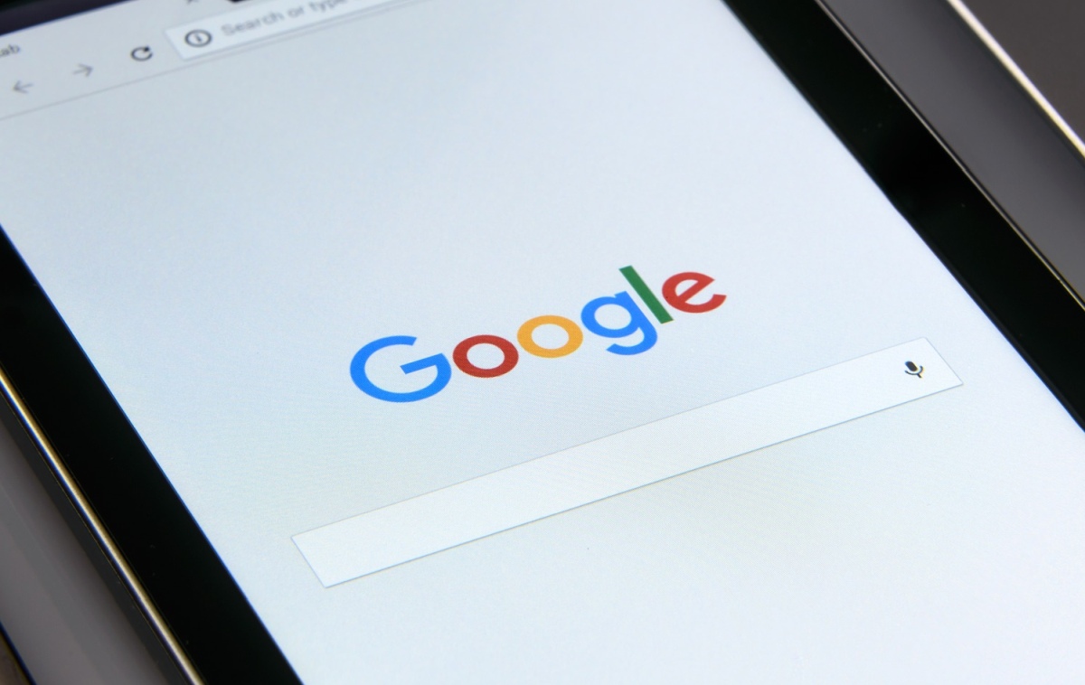 Google wyszukiwarka: praca zdalna, zwolnienia, e-handel