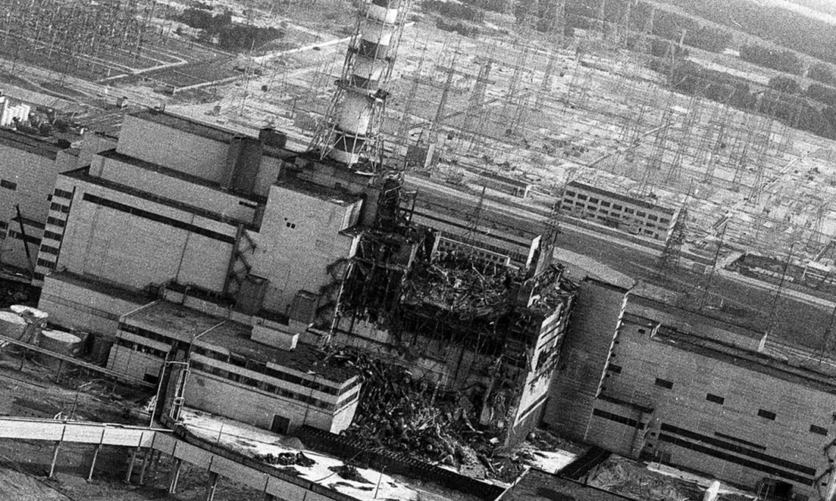 Сколько работала чернобыльская аэс после взрыва. Чернобыль ЧАЭС после взрыва. Чернобыльская АЭС после аварии. Чернобыль АЭС после взрыва. Взрыв 4 энергоблока ЧАЭС.
