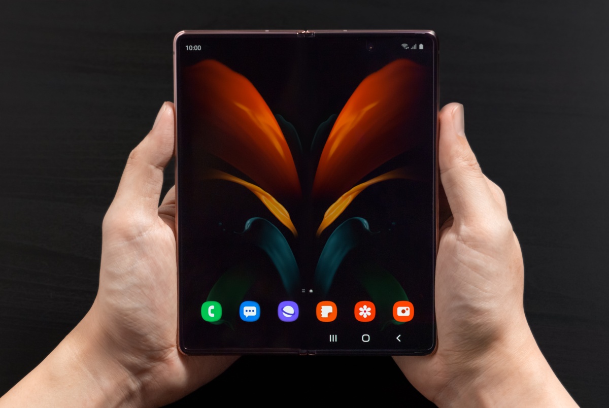 Samsung Galaxy Z Fold2 ręce