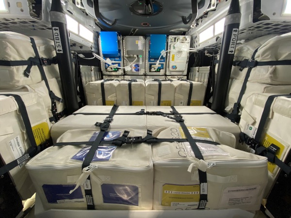Wnętrze SpaceX Cargo Dragon z ładunkiem