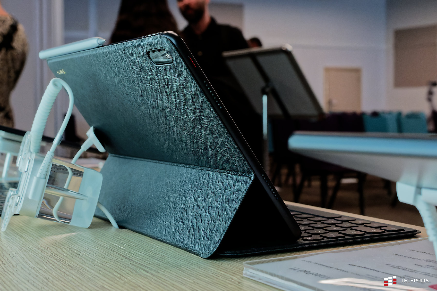 Huawei MatePad 11 postawiony z klawiaturą