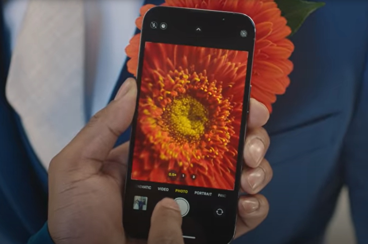Apple iPhone 13 Pro aparat tryb makro kwiatek