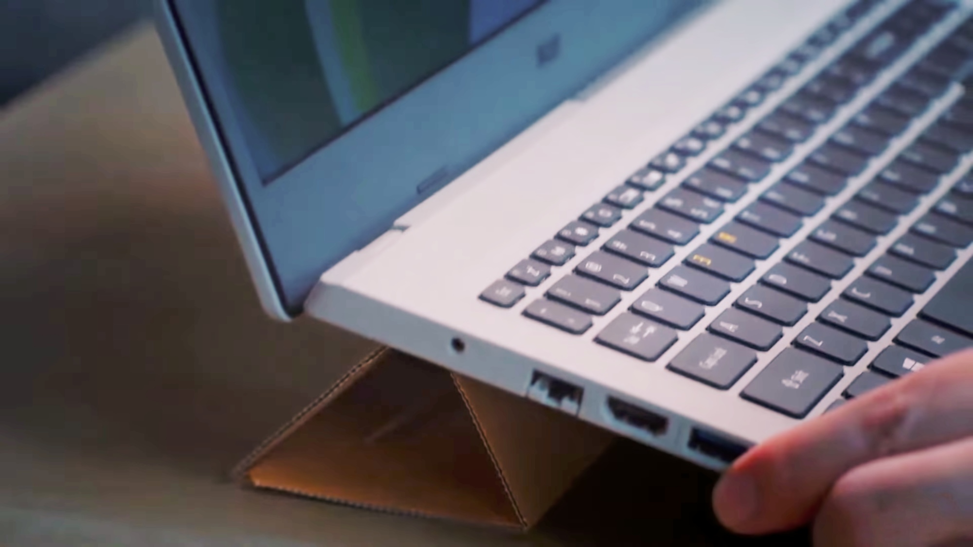 Tak wygląda tekturowa podstawka pod laptop Acer Acpire Vero. To także element opakowania.