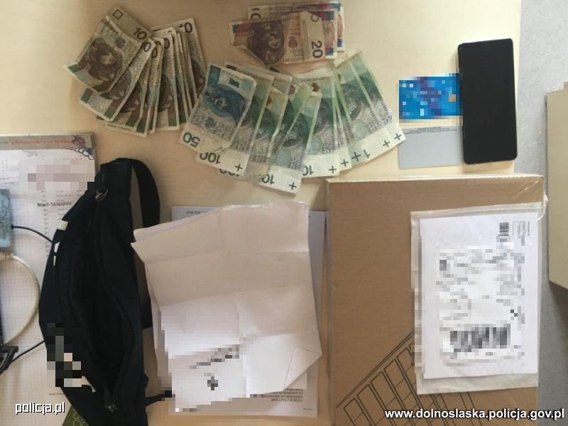 Dowody zabezpieczone w mieszkaniu oszusta (fot. Policja)