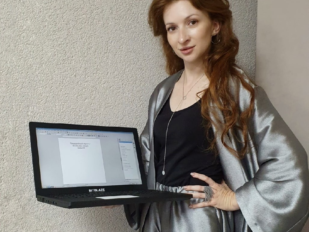 Jana Brysz z laptopem Bitblaze