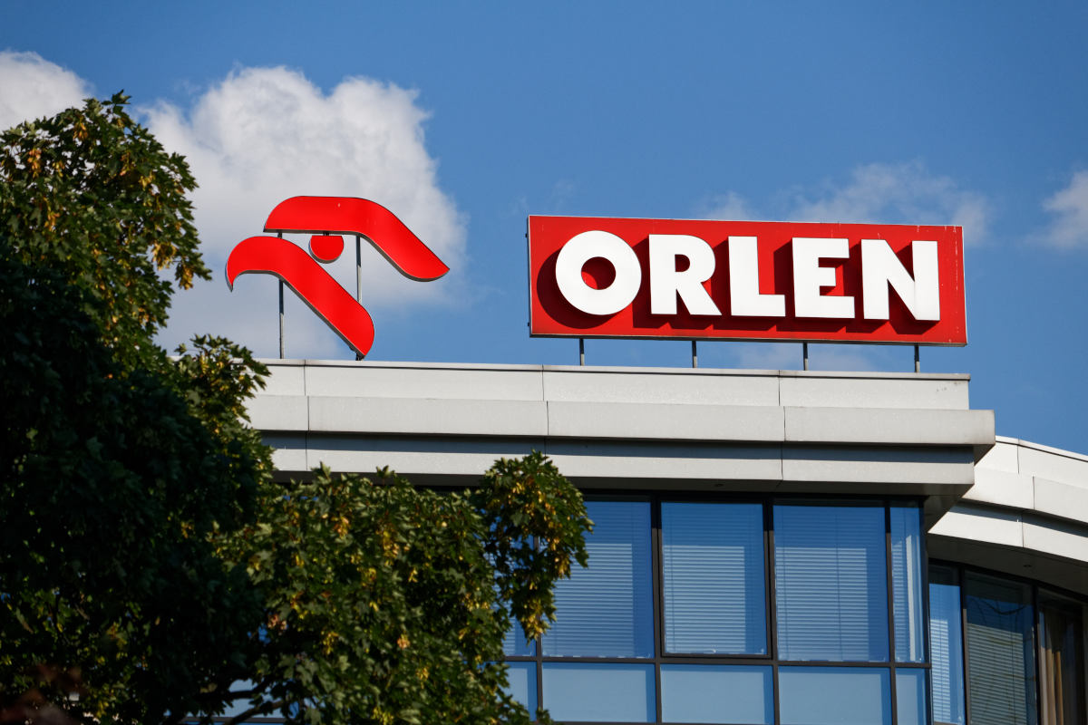 Orlen logotyp na budynku
