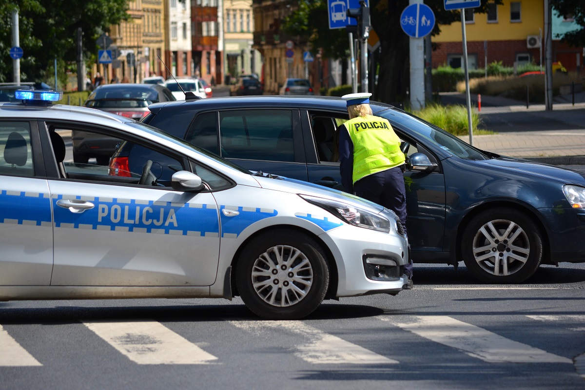 17-latek popłynął. Prostym trikiem odpalił kilkanaście samochodów