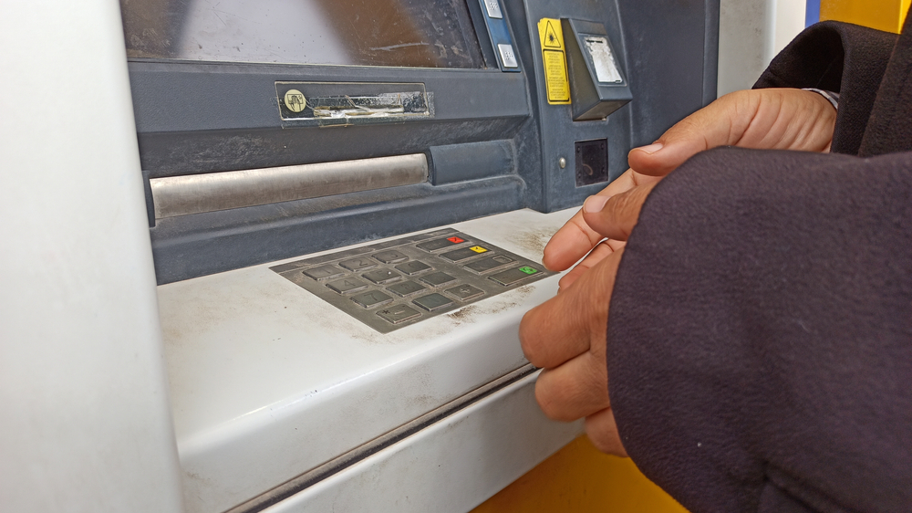 Jak można okraść bankomat? Kielczanin użył zagłuszaczy