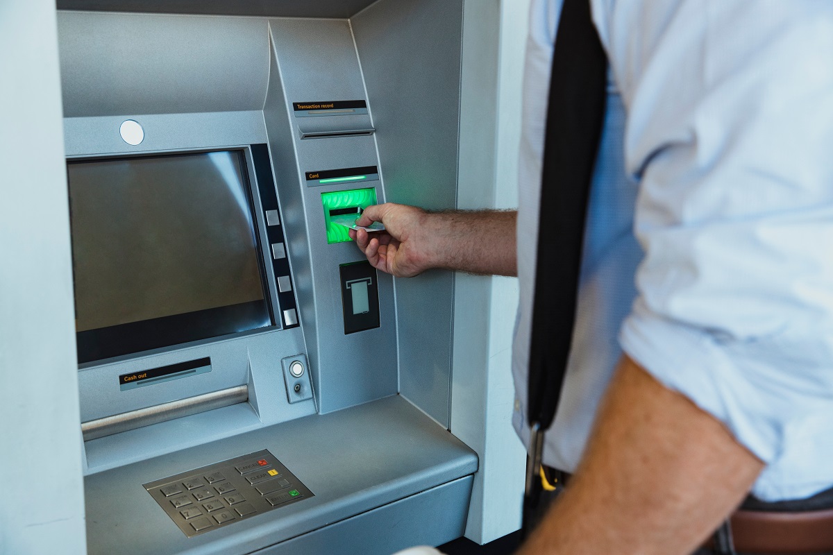 Wypłacasz z bankomatu? Uważaj, prowizje potrafią szokować