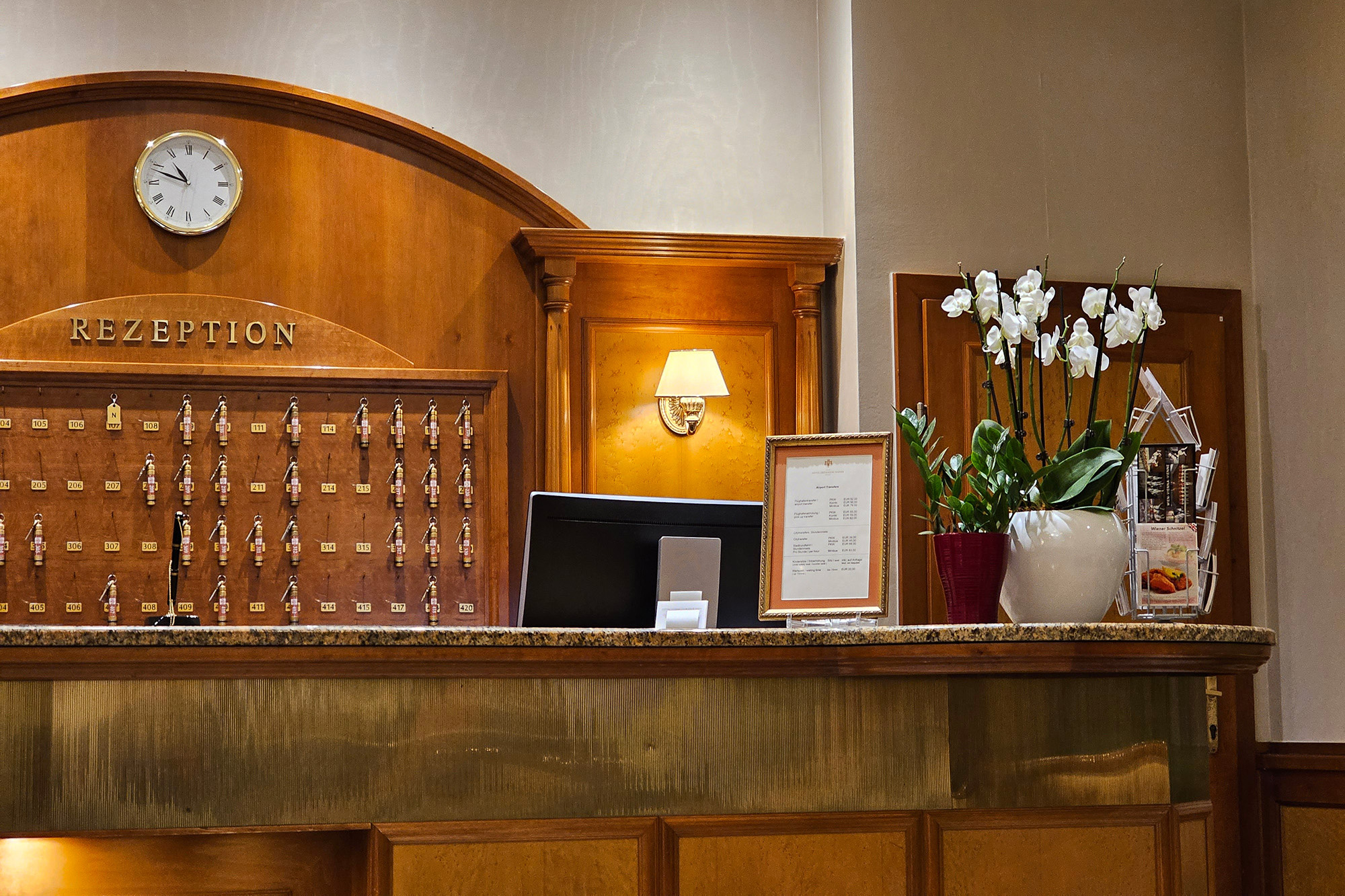 Recepcja starego hotelu, zdjęcie zrobione Galaxy S23 Ultra przez Mariana