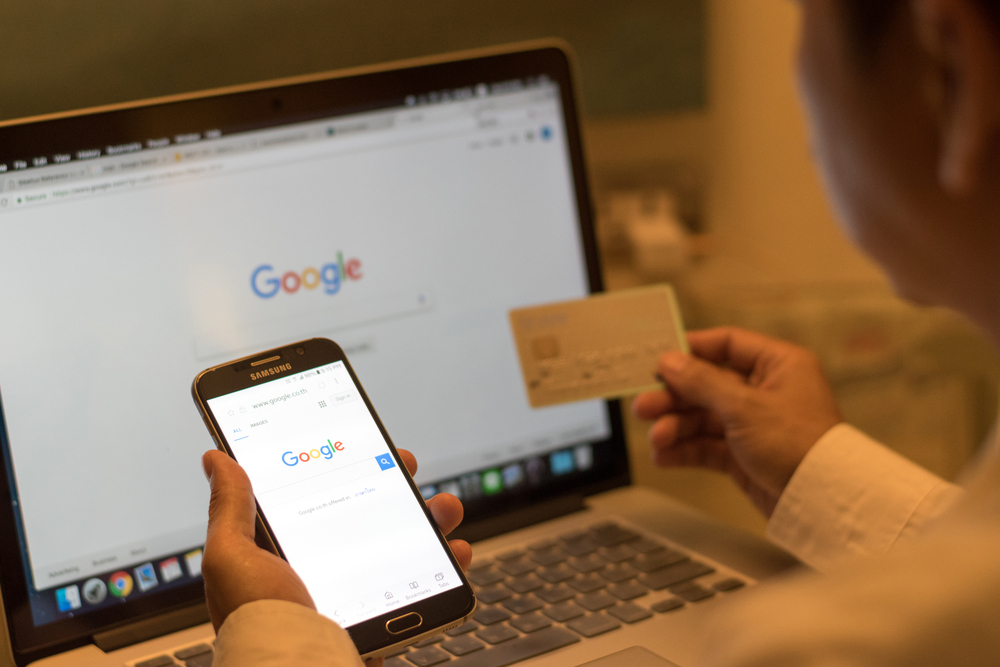 Polacy znów nabijani w butelkę, w tle Google
