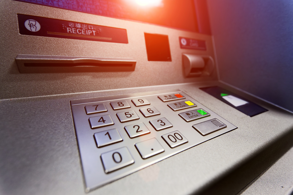Jak okraść bankomat? Ci goście zrobili to pod nosem policji
