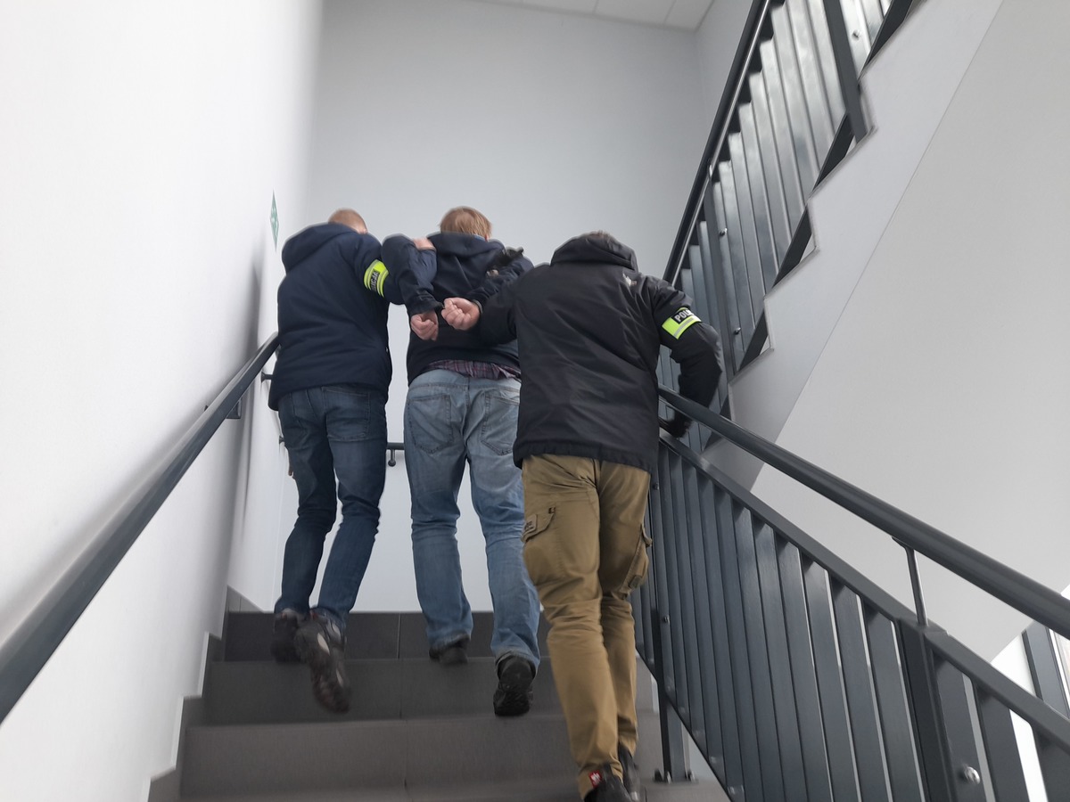 Dantejskie sceny na lotnisku w Krakowie. Przyczyną telefon