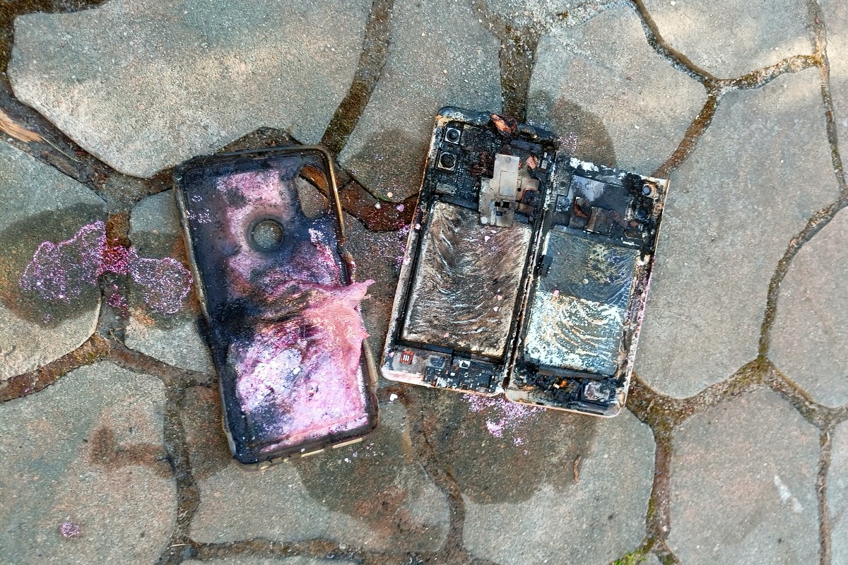 Redmi wybuchł podczas ładowania. Ze smartfonu niewiele zostało
