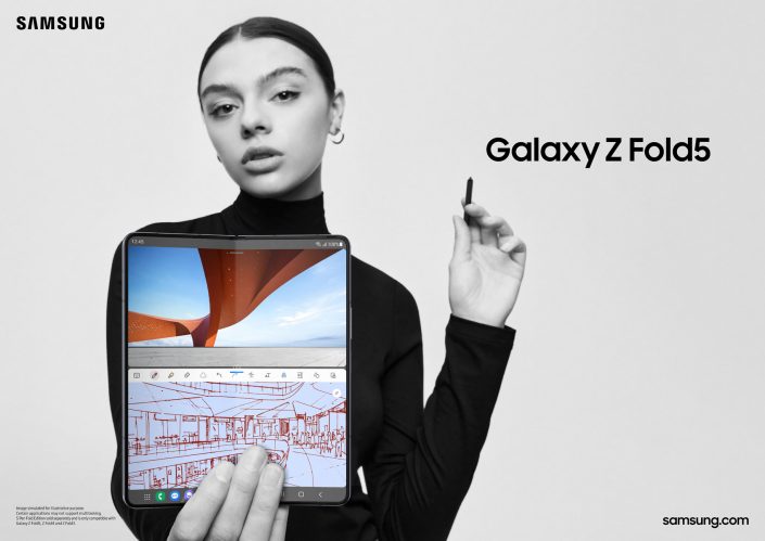 Anuncio del Galaxy Z Fold5 y S Pen con una mujer como protagonista