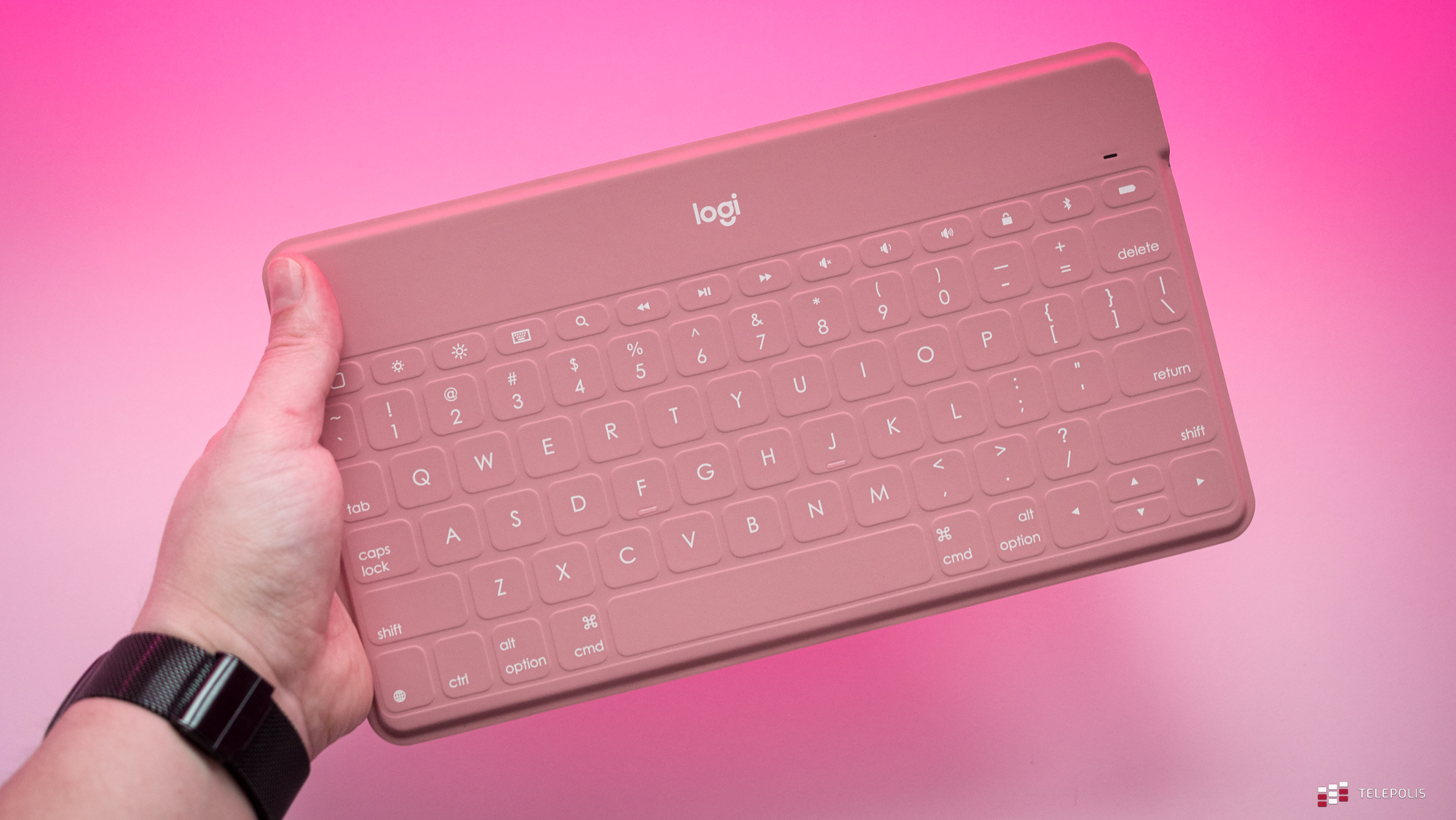 Logitech Keys-To-Go w dłoni