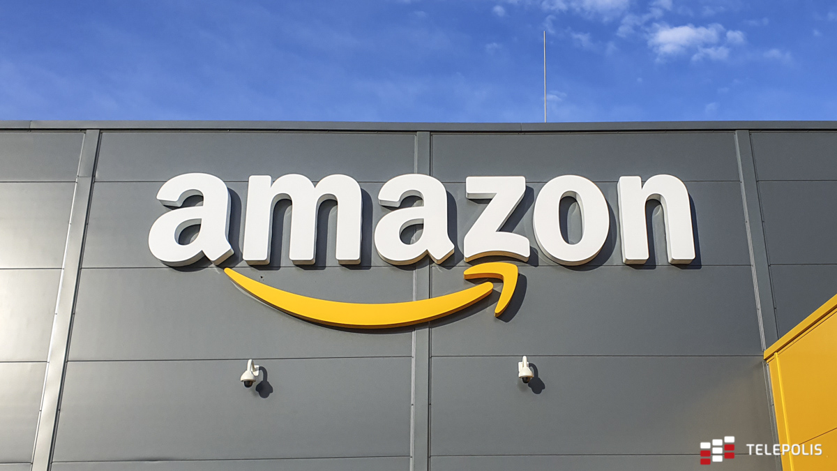 Centrum Logistyczne E-Commerce Amazon w Okmianach - logo na budynku
