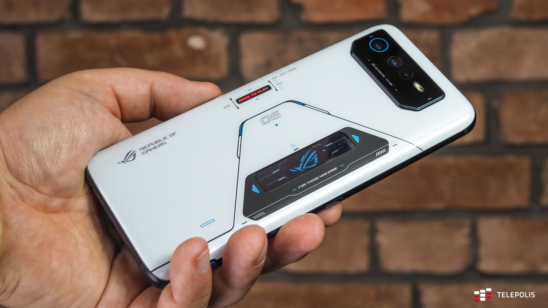 Asus ROG Phone 6 Pro w ręce tył