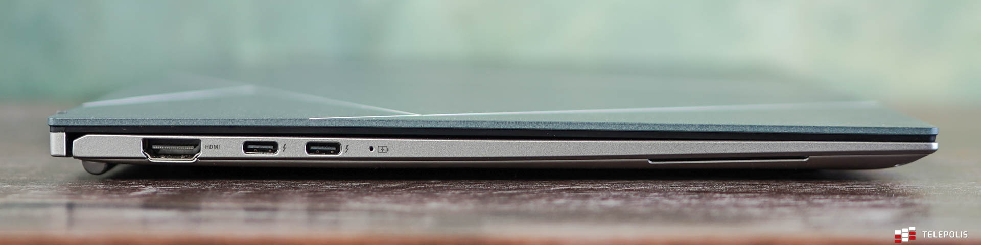 Asus Zenbook S 13 OLED lewy bok