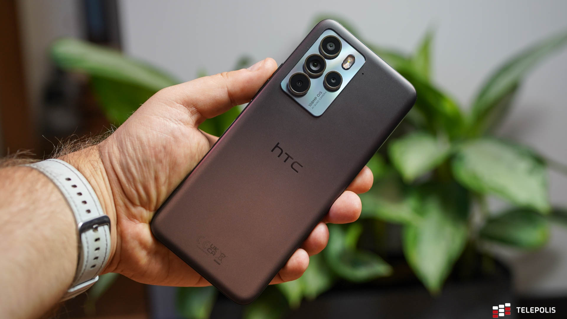 HTC U23 Pro w ręce tył