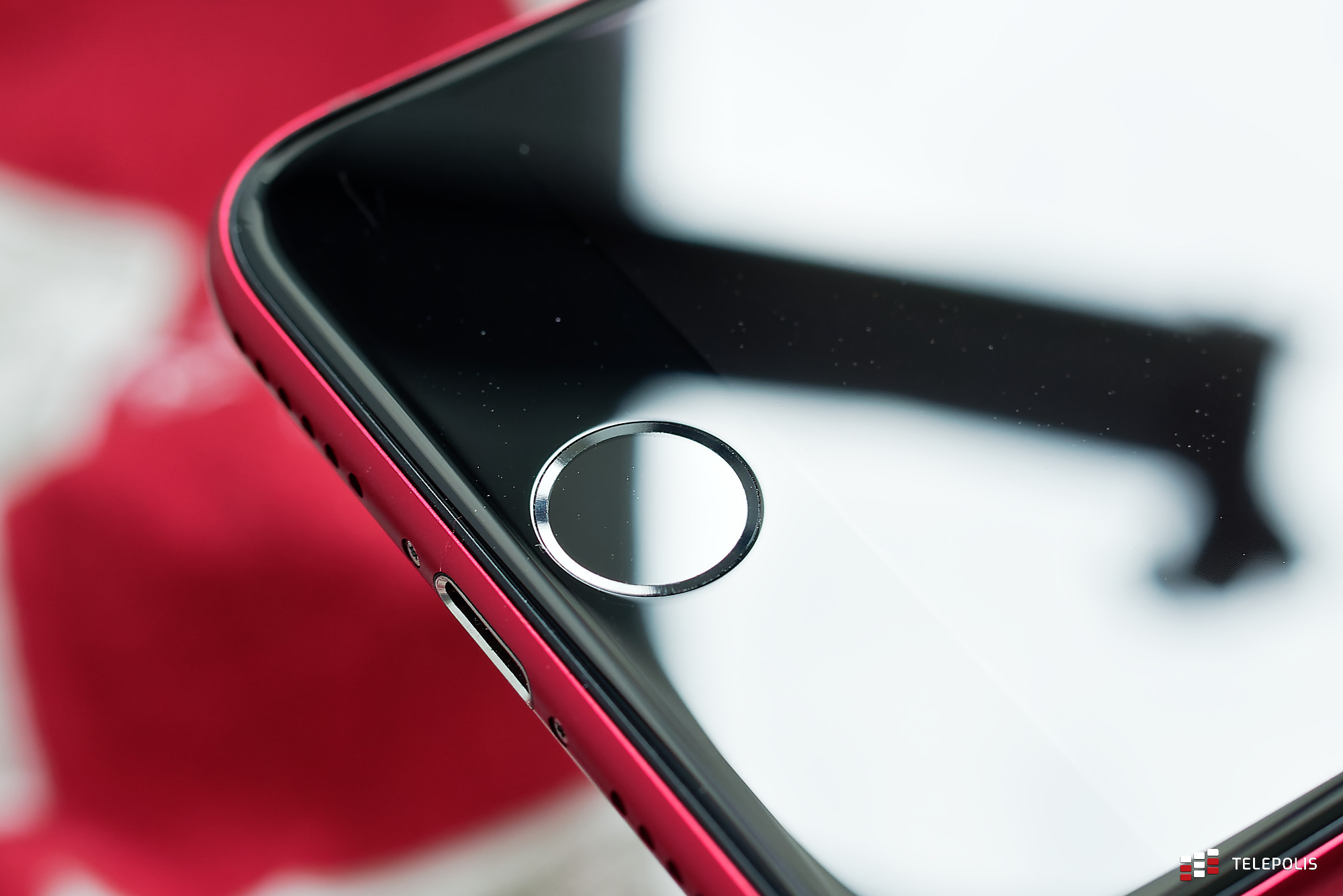 iPhone SE 3 (2022) – zbliżenie na czytnik linii papilarnych (Touch ID)