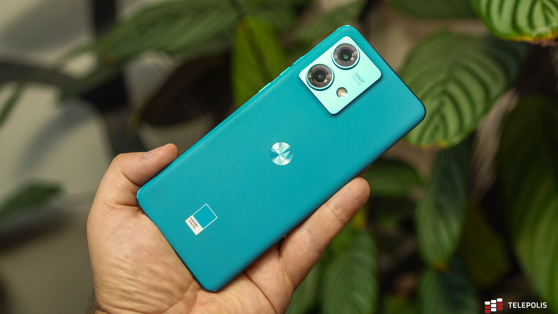 Motorola Edge 40 Neo tył w ręce