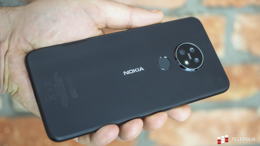 Nokia 7.2 w ręce, tył