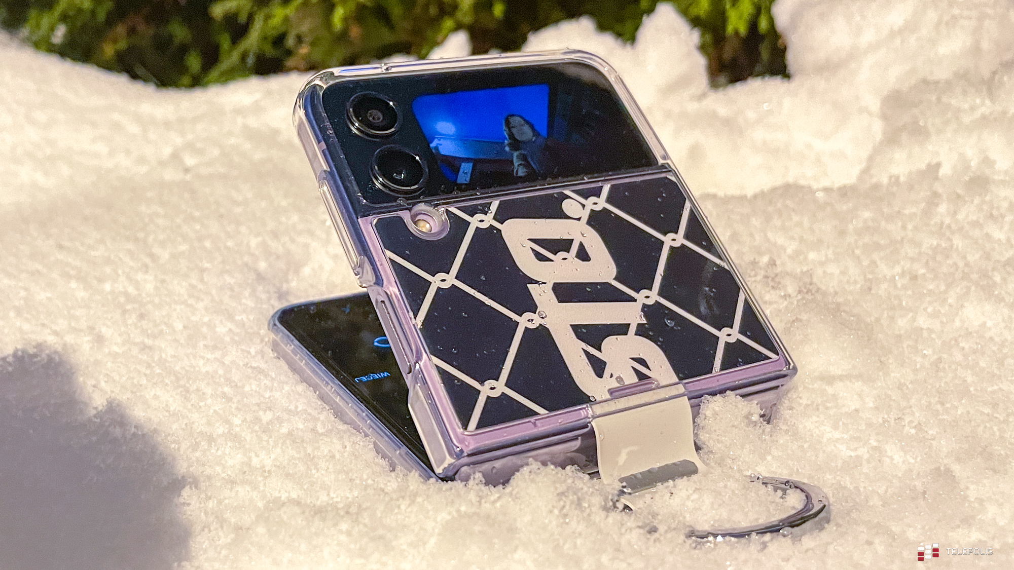 SAamsung Galaxy Z Flip4 podczas robienia zdjęcia