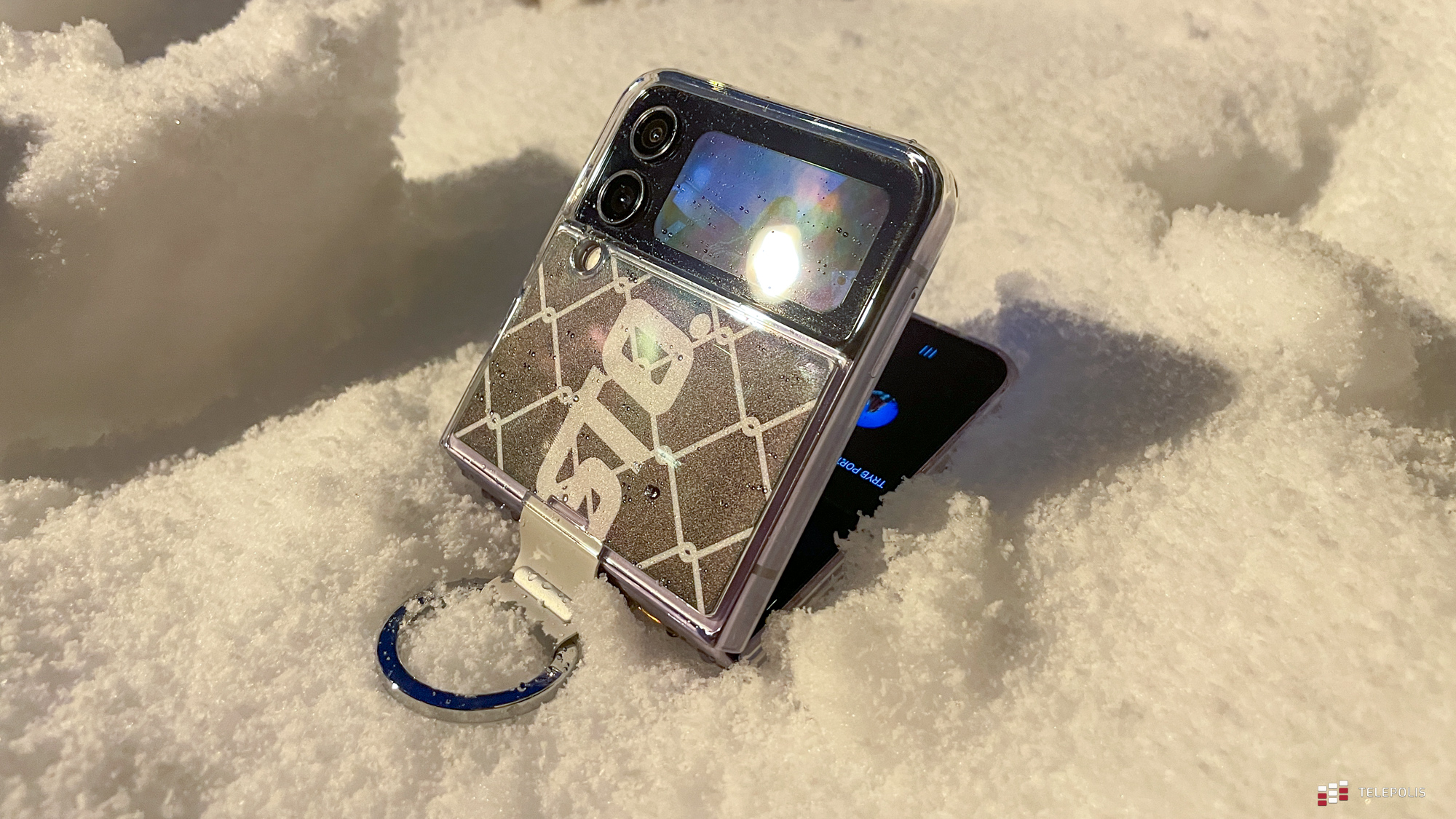 Galaxy Z Flip4 może nawet leżeć w śniegu i nic mu się nie stanie