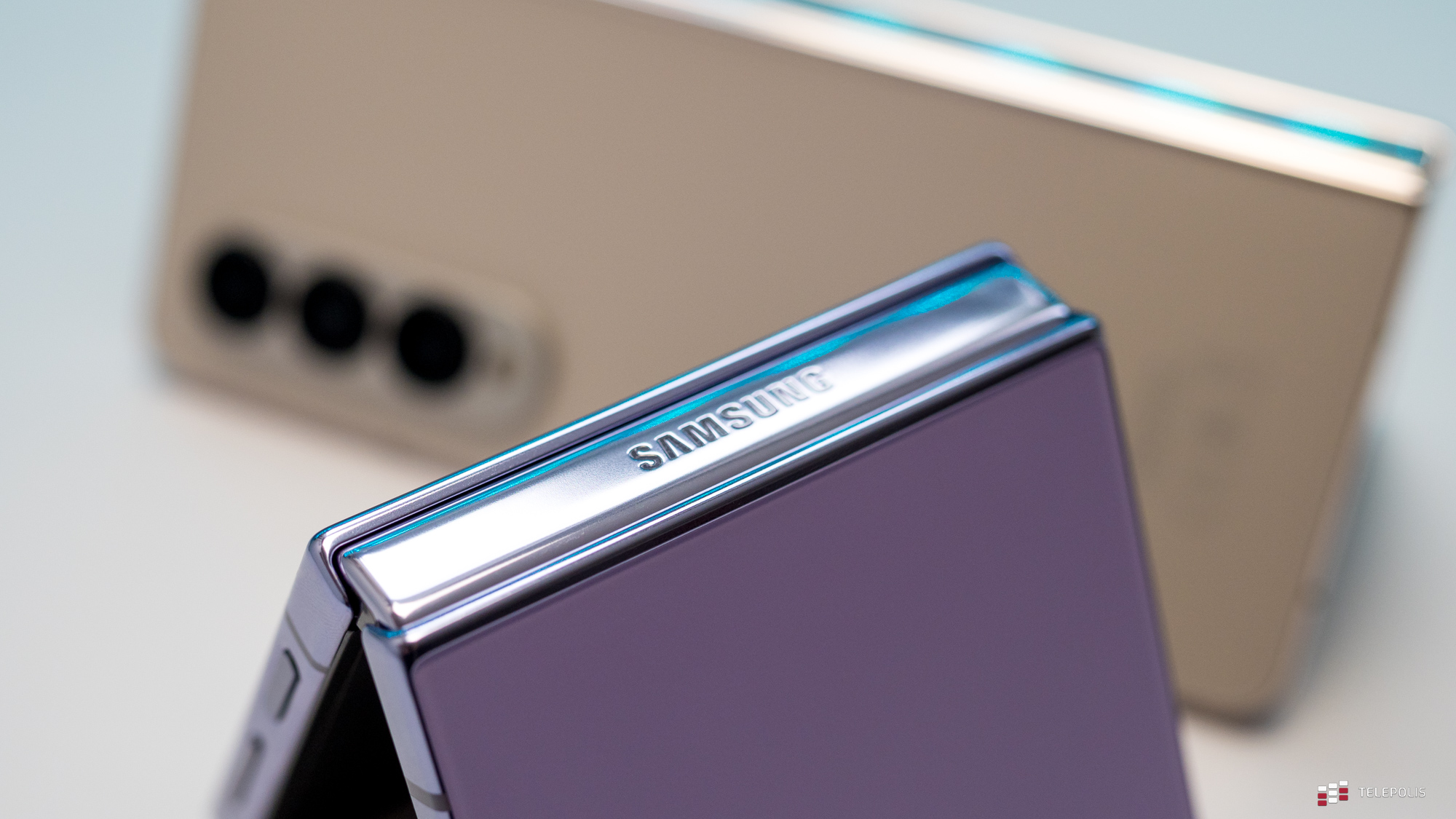samsung Galaxy Z Flip4 i Samsung Galaxy Z Fold4 w różnych pozycjach