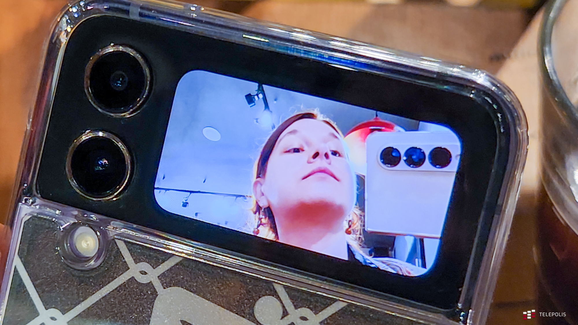 Robię zdjęcie aparatem głównym Samsunga Galaxy Z Flip4