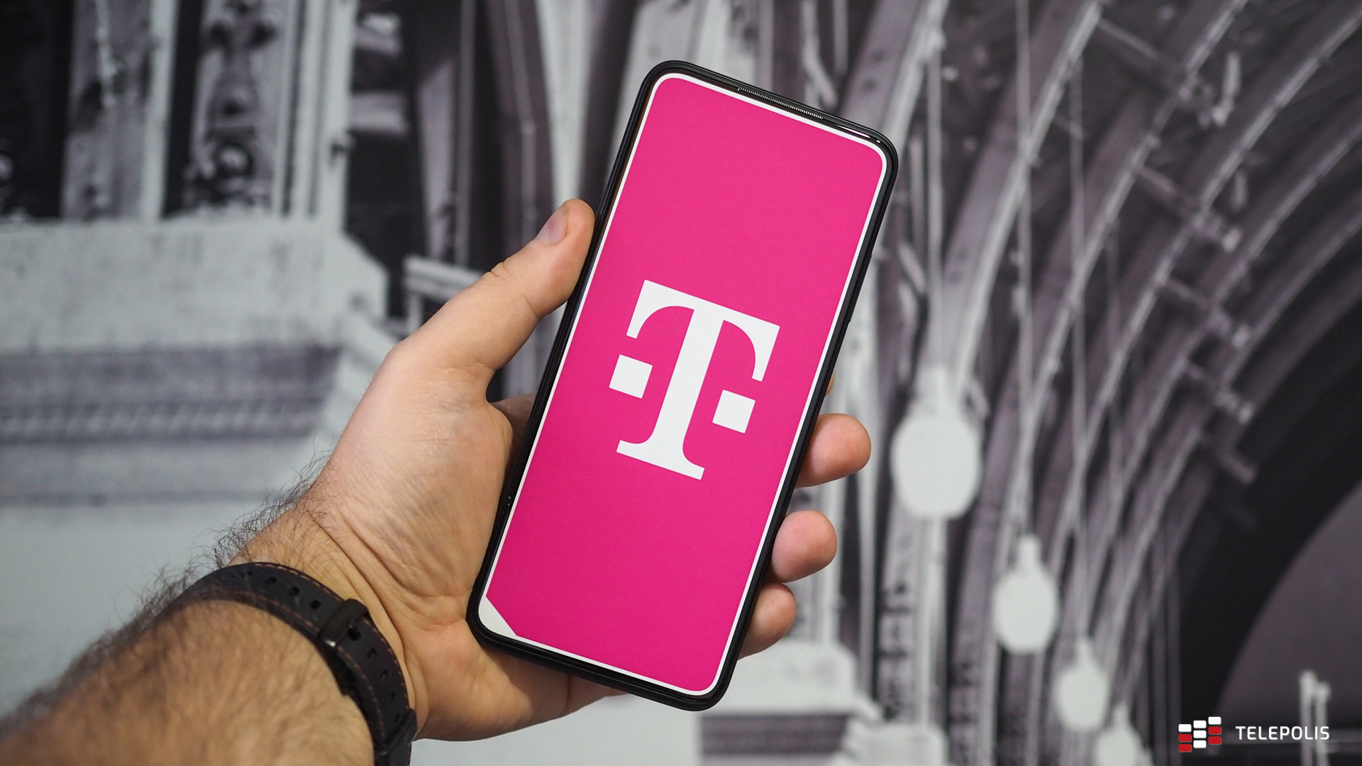 T-Mobile tiene su propio teléfono inteligente.  Revisé el valor de este equipo