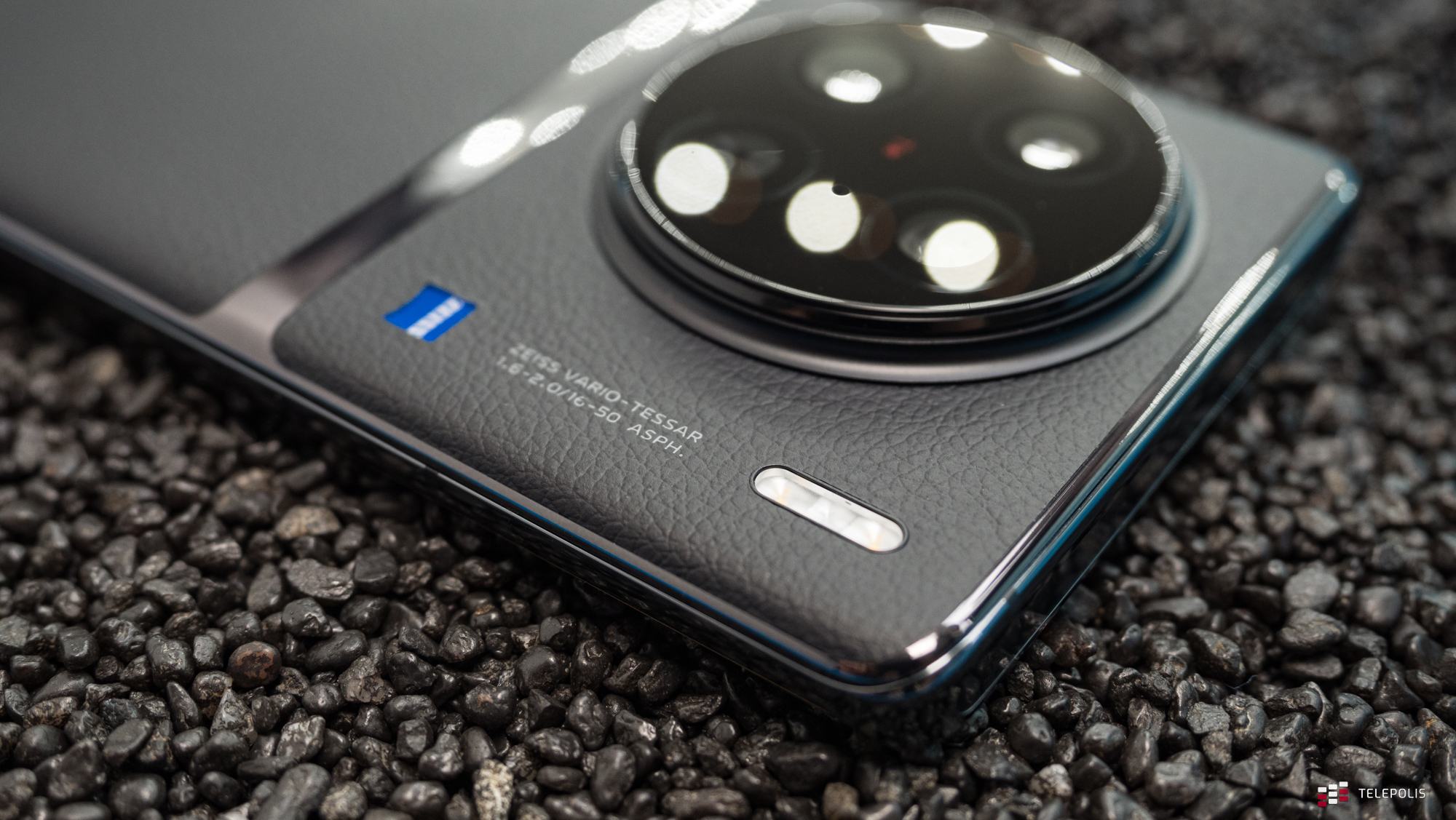 Wyspa aparatów vivo X90 Pro wystaje poza obudowę